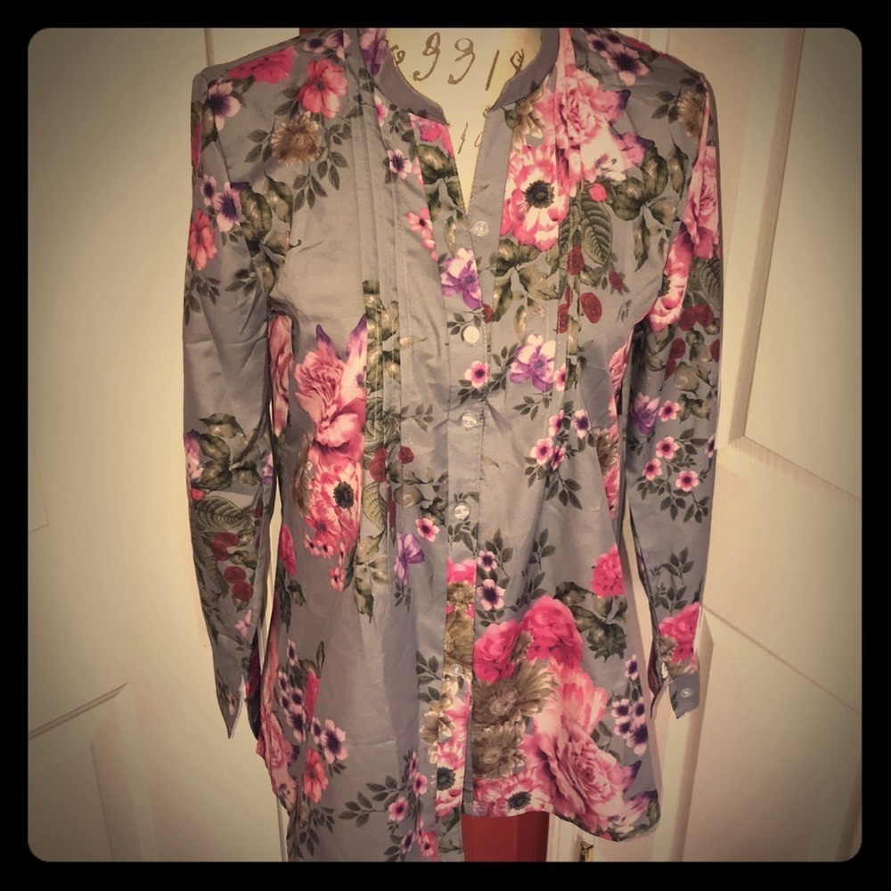 3/$13 Satinish pleated grey floral blouse